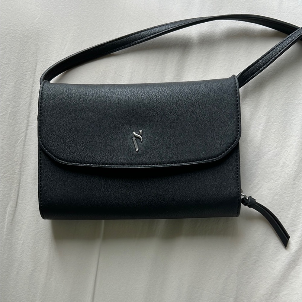 black kohl’s crossbody faux leather bag